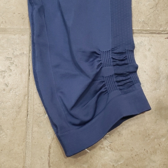 CALIA Ruched Cropped Capri Legging - Picture 3 of 7